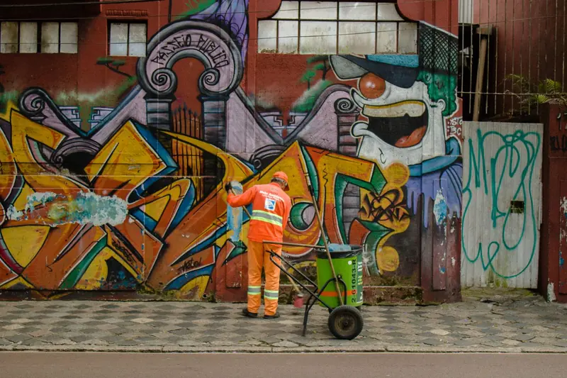 Graffitientfernung: Wand wird von Schmierereien befreit