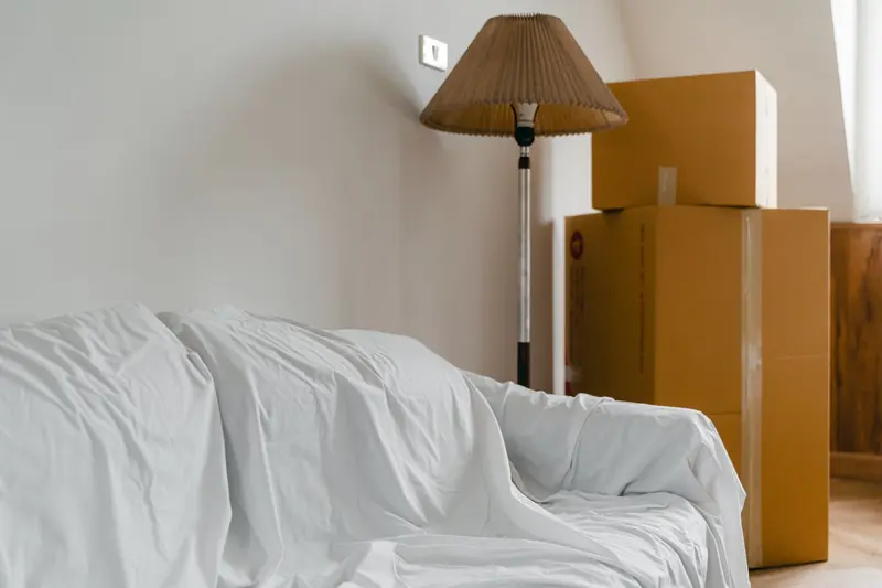 Hausentrümpelung: Umzugskartons in einem geräumten Zimmer